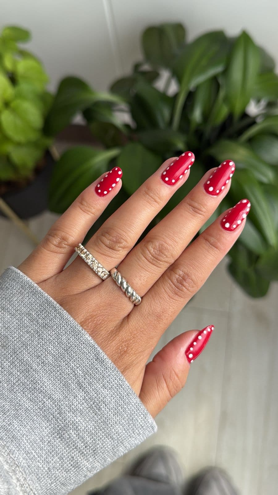 Manicure roja con detalle de puntos blancos, Nails Care by Paula